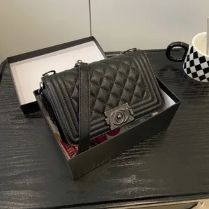 شنطة كتف جلد فاخر مبطّنة